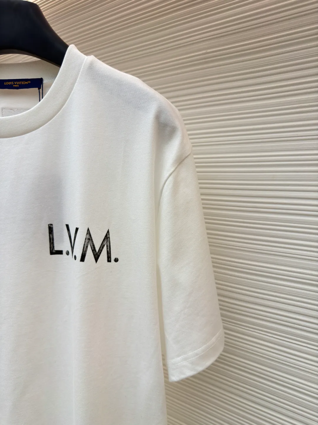 LOUIS VUITTON Team Printed Round Neck Short Sleeve ●Item No.: 1682117-A05 ●Material: Cotton knitted fabric ●Technology: Glue printing ●Color: White ●Version: Fitted version ●Weight: about 270 grams ●Size: It is made of fine cotton knitted fabric, using high-count combed cotton yarn and woven through plain knitting technology. The combing process removes short fibers and impurities, making the yarn smoother and stronger. The woven fabric therefore has a tight structure, a smooth surface, and a soft and refreshing touch. High-quality basic fabrics are fundamental to ensuring the durability and daily comfort of T-shirts. Environmentally friendly elastic glue printing uses water-based environmentally friendly slurry, and uses polymer cross-linking technology to achieve the elastic combination of patterns and fabrics. Its biggest feature is its excellent stretch resilience, and the printed area can expand and contract simultaneously with the fabric without cracking. The pattern has a matte or semi-matte finish, with bright colors and great coverage. The printed area feels soft and smooth, with no obvious hardening of the film, maintaining the original softness and breathability of the fabric. Because the slurry penetrates into the fiber gaps, it has a slight waxy resistance when touched, similar to the texture of fine sand leather. The overall wiring is straight and delicate, the fabric is comfortable and soft, and the color is consistent without color difference. It can be matched with the same style to create a fashionable look and control various occasions. Customized accessories, complete with three standards, same style for men and women!